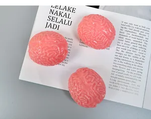Makrodetail der rosa Gehirn-Quetschspielzeuge auf weißem Zeitschriftenhintergrund