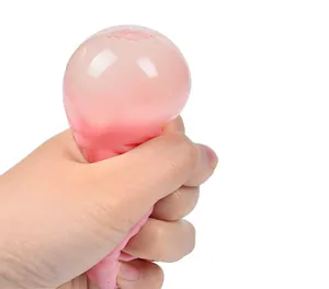 Detailaufnahme eines rosa Gehirn-Squishy-Wasserballs, der zum Stressabbau gedrückt wird