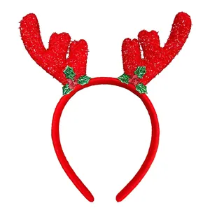 Deze feestelijke rode rendiergewei hoofdband met hulstaccenten voor kerstfeestjes
