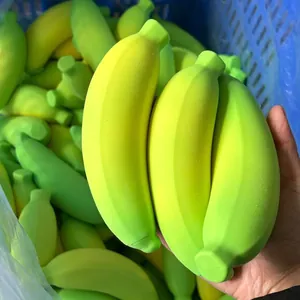 Detalle de juguetes de plátano blando que cambian de color para aliviar el estrés en mano.