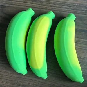 Detalle de primer plano de tres juguetes blandos de plátano que cambian de color