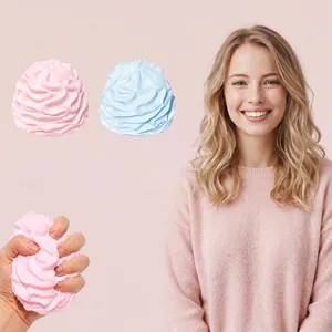 Λεπτομέρεια του μαλακού παιχνιδιού squishy κρέμας με εφέ πίεσης και ένα μοντέλο.