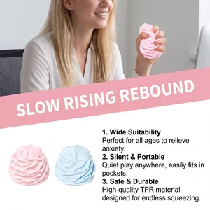 Λεπτομέρεια των squishy παιχνιδιών cream roll σε ροζ και μπλε χρώμα για άγχος.