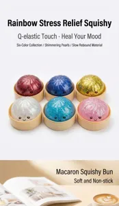 Nahaufnahme von sechs bunten, glitzernden Squishy-Bun-Spielzeugen in Mini-Dampfkörben