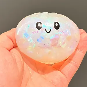 Dettaglio ravvicinato di uno squishy a forma di panino iridescente con viso sorridente