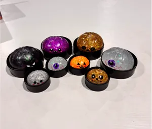 Detailansicht von Halloween-Glitzer-Quetschspielzeugen mit Kürbis- und Geist-Designs