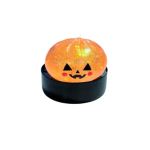 Detaillierte Nahaufnahme eines orangefarbenen Glitzer-Kürbis-Quetschspielzeugs.