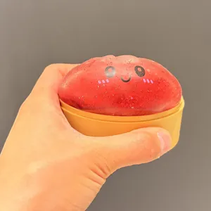 Vista dettagliata di un simpatico giocattolo morbido a forma di panino rosso tenuto in mano