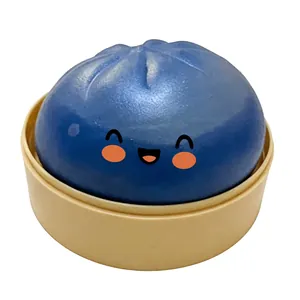 Gros plan d'un jouet à presser baozi bleu avec un visage souriant dans un mini panier