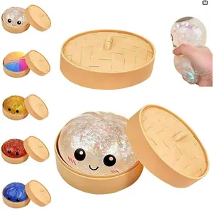 Vista dettagliata di squishy a forma di dumpling glitterati con mini cestini.