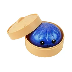 Gedetailleerd zicht op een blauwe glitter dumpling squishy in een mini-mandje