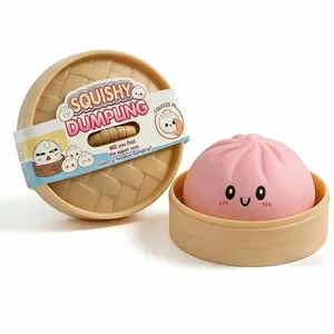 Giocattolo dumpling squishy rosa con faccina sorridente in mini cestello vapore