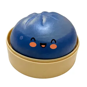 Primo piano di un simpatico antistress a forma di panino blu in un cestino vapore