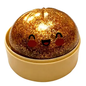 Vista dettagliata di un giocattolo antistress baozi dorato glitterato in un cesto