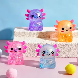 Nahaufnahme von bunten Glitzer-Axolotl-Antistress-Spielzeugen zur Entspannung