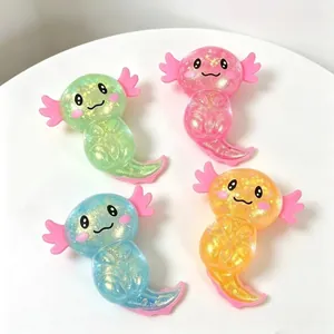 Nahaufnahme von vier glitzernden Axolotl-Squishy-Spielzeugen in verschiedenen Farben.