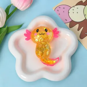 Nahaufnahme eines gelben Axolotl-Squishy-Spielzeugs mit Glitzer