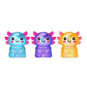 Detailansicht von drei süßen Glitzer-Axolotl-Squishy-Spielzeugen in Blau, Lila und Gelb