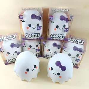 Μάκρο άποψη των παιχνιδιών ghost squishy με μωβ φιόγκους σε αυθεντικές συσκευασίες