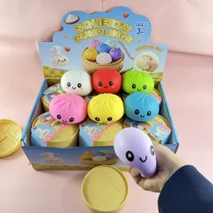 Hand drückt lila Teigtaschen-Squishy mit süßem Gesicht und Verkaufsverpackung.