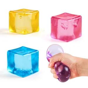 Gros plan de jouets squishy cubes de glace colorés montrant l'effet de pression.