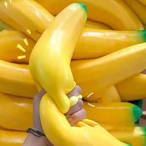 Dettaglio di una grande banana giocattolo gialla schiacciata per alleviare lo stress