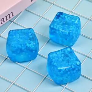 Détail rapproché de cubes spongieux bleus avec flocons de neige sur une grille