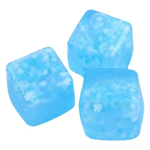 Détail d'un jouet spongieux en forme de glaçon bleu avec flocons de neige.