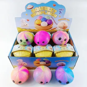 Set mit bunten Squeezy-Knödel-Stressabbau-Spielzeugen mit süßen Gesichtsausdrücken