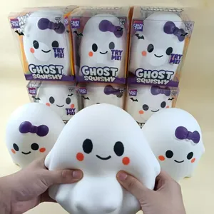 Κοντινό πλάνο ενός μεγάλου λευκού squishy φαντάσματος για άγχος