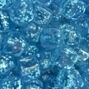 Détail macro de jouets squishy glaçons bleus translucides avec motifs de flocons