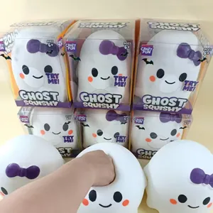 Μαλακό λευκό ghost squishy 16 εκ. με μωβ φιόγκο που πιέζεται για ανακούφιση.