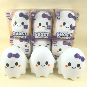 Λεπτομερής όψη μεγάλων squishy φαντασμάτων με μοβ φιόγκους σε συσκευασία λιανικής