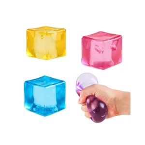 Gros plan de jouets sensoriels en forme de cube translucide montrant une texture souple