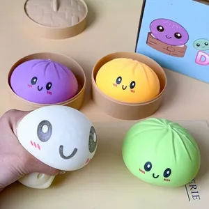 Detail von bunten Dumpling-Squishies mit weicher Textur und niedlichen Gesichtern.