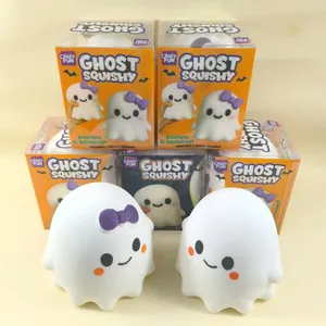 Λεπτομέρεια από λευκά ghost squishy παιχνίδια με μοβ φιόγκους και πορτοκαλί κουτιά.