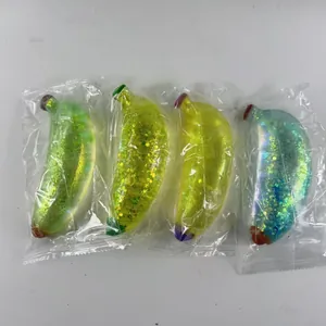 Set di 4 giocattoli antistress a forma di banana con glitter, confezionati singolarmente.