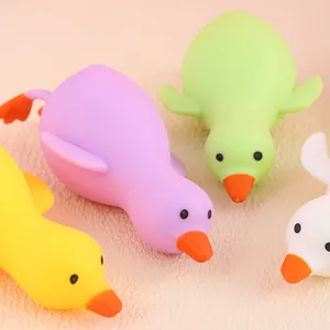 Set mit farbenfrohen Gänse-Stressspielzeugen zum langsamen Aufsteigen für das Büro