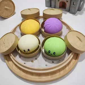 Detailansicht von bunten Cartoon-Knödel-Quetschspielzeugen in Mini-Dampfgarern aus Bambus