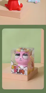 Nahaufnahme eines rosa Quetschspielzeugs mit Glubschaugen in transparenter Verpackung