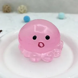 Mignon jouet anti-stress squishy pieuvre rose translucide présenté sur une assiette blanche