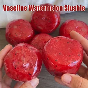 Nahaufnahme eines handgemachten Wassermelonen-Smoothie-Squishy-Stressspielzeugs