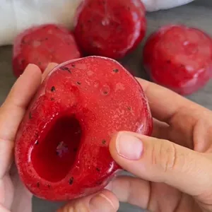Nahaufnahme des roten Wassermelonen-Smoothie-Squishy-Spielzeugs mit Textur