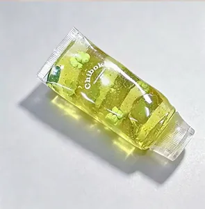 Detailansicht eines transparenten Zahnpasta-Quetschspielzeugs mit gelbem Gel