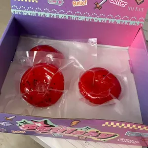 Λεπτομερής όψη κόκκινων squishies καρπούζι σε συσκευασία κενού σε μοβ κουτί