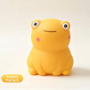 Primer plano de un juguete squishy de rana amarilla con una suave textura de rebote lento.