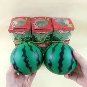Detaillierte Nahaufnahme von grünem Wassermelone-Squeeze-Spielzeug mit Verpackung