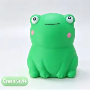Detalle de un lindo juguete antiestrés de rana verde diseñado para un rebote lento y suave