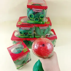 Großes Wassermelonen-Quetschspielzeug mit roter Perlenstruktur beim Drücken für Stressabbau.