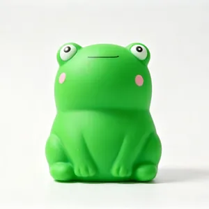 Primer plano de adorable juguete de rana verde suave con cara minimalista